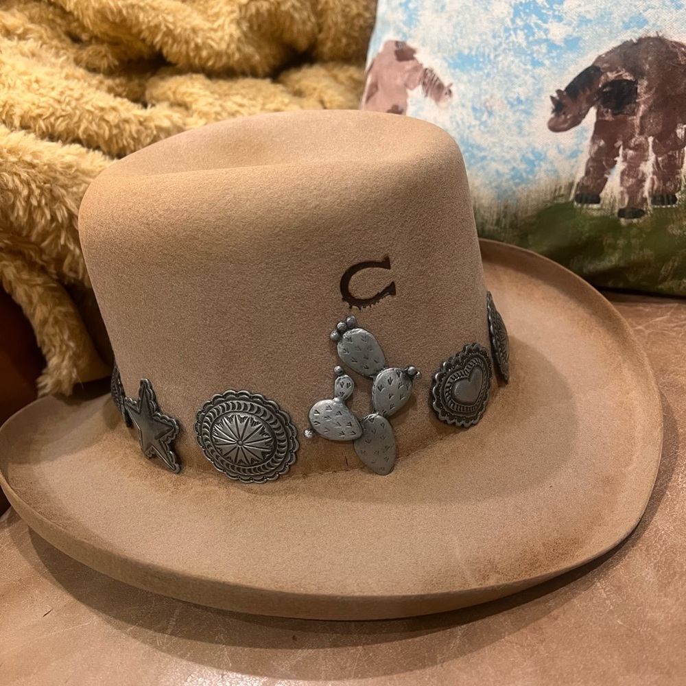 Charlie 1 Horse Big Iron-Sand size M